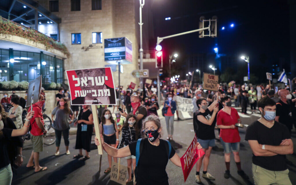 Israelis protest against the government in Jerusalem on September 26, 2020. (Yonatan Sindel/Flash90) Israelis protest against the government in Jerusalem on September 26, 2020. (Yonatan Sindel/Flash90)