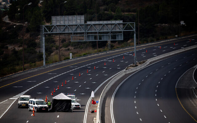Police at a temporary roadblock outside Jerusalem on September 26, 2020, during a nationwide lockdown. (Yonatan Sindel/Flash90)