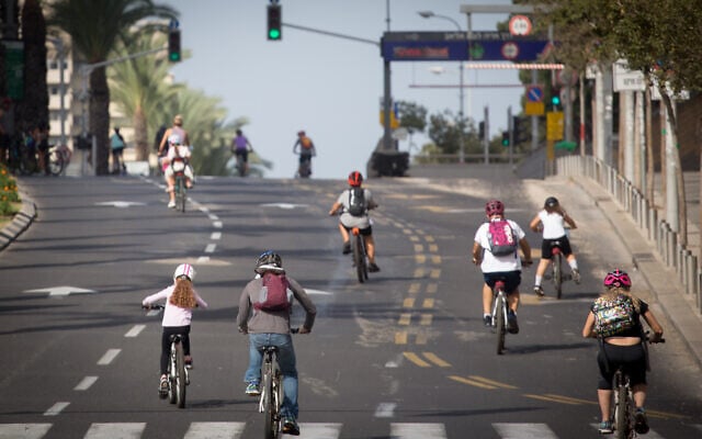 Israelis ride their bicycles in Tel Aviv, on Yom Kippur, September 28, 2020 (Miriam Alster/Flash 90)