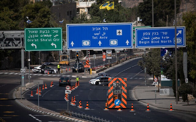 Police guard at a temporary checkpoint in the entrance to Jerusalem, on Yom Kippur, September 28, 2020 (Yonatan Sindel/Flash90) Police guard at a temporary checkpoint in the entrance to Jerusalem, on Yom Kippur, September 28, 2020 (Yonatan Sindel/Flash90)