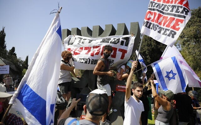 Israelis protest against Prime Minister Benjamin Netanyahu outside the Knesset in Jerusalem, September 29, 2020. (Olivier Fitoussi/Flash90) Israelis protest against Prime Minister Benjamin Netanyahu outside the Knesset in Jerusalem, September 29, 2020. (Olivier Fitoussi/Flash90)