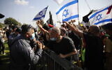 Anti-government protestors confront police outside the Knesset in Jerusalem on September 29, 2020. (Olivier Fitoussi/Flash90)