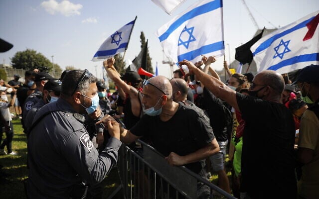 Anti-government protestors confront police outside the Knesset in Jerusalem on September 29, 2020. (Olivier Fitoussi/Flash90) Anti-government protestors confront police outside the Knesset in Jerusalem on September 29, 2020. (Olivier Fitoussi/Flash90)