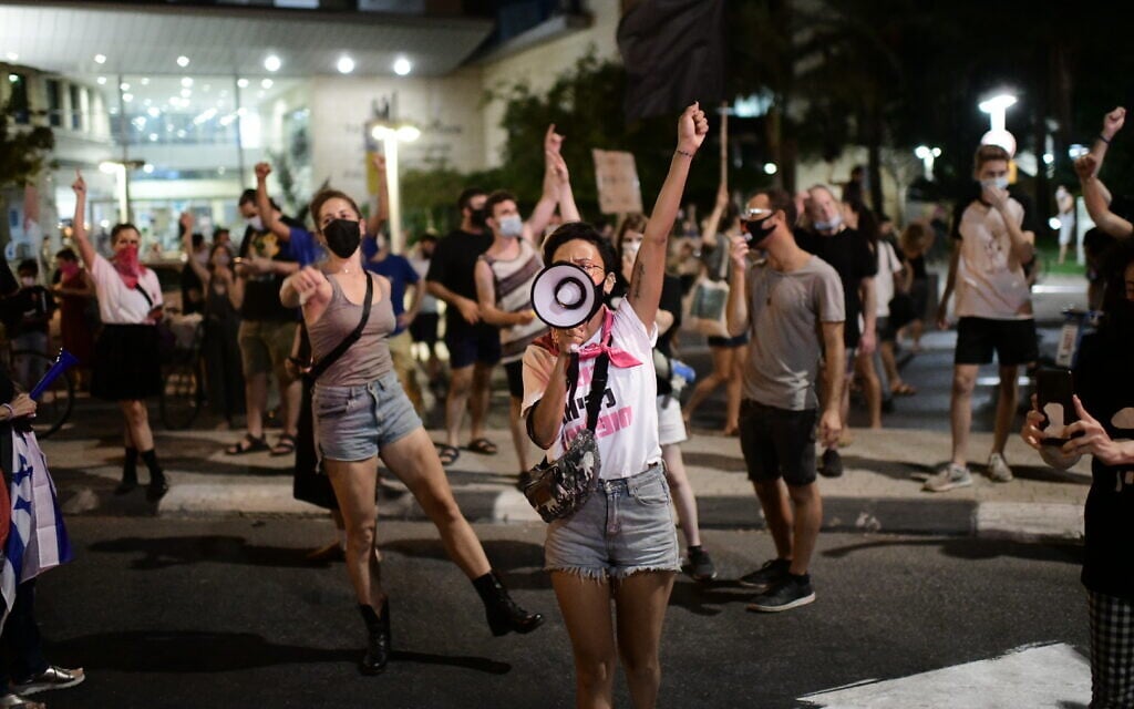 Protestors outside the headquarters of the Tel Aviv District Israel Police, on September 29, 2020. (Tomer Neuberg/Flash90) Protestors outside the headquarters of the Tel Aviv District Israel Police, on September 29, 2020. (Tomer Neuberg/Flash90)
