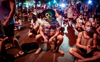 Protesters block a road as they demonstrate against Prime Minister Benjamin Netanyahu in Tel Aviv on September 30, 2020. (Miriam Alster/Flash90)