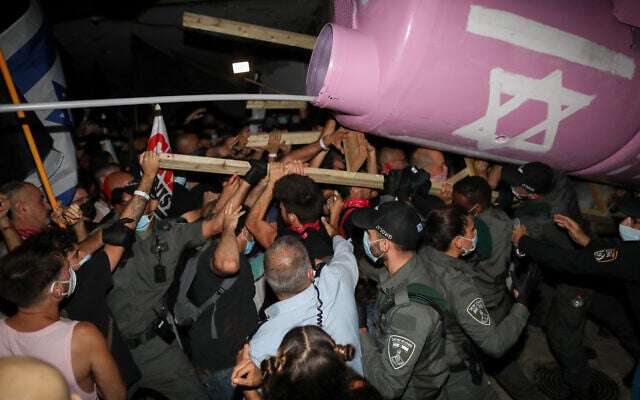 Police clash with anti-Netanyahu demonstrators during a march in Jerusalem, on September 5, 2020. (Yonatan Sindel/Flash90)
