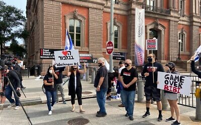 Protesters against Prime Minister Benjamin Netanyahu outside the White House on September 15, 2020 (Jacob Magid/Times of Israel)