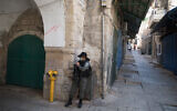 A border police officer on patrol in Jerusalem's Old City during a nationwide coronavirus lockdown, September 27, 2020. (Nati Shohat/Flash90)