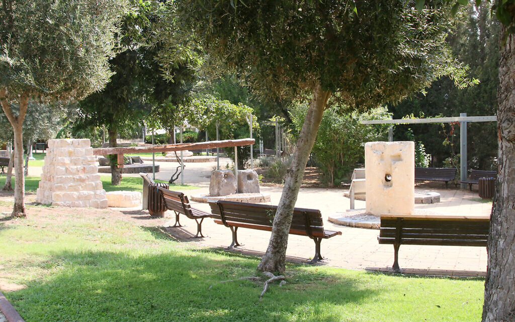 A small park at Had Hasharon's archaeological garden features benches, trees, plants and flowers. (Shmuel Bar-Am)