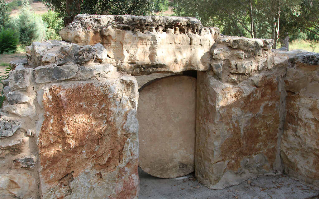 A rolling stone forms the door to a tomb in Givat Yeshayahu's archaeological garden. (Shmuel Bar-Am)