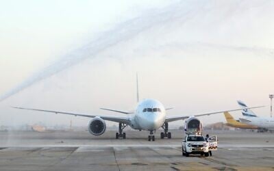 Etihad Airlines plane lands at Ben Gurion Airport, October 19, 2020 (Sivan Farag)