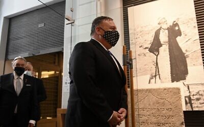 US Secretary of State Mike Pompeo visits the Jewish Museum in the northern city of Thessaloniki, on September 28, 2020 (Giannis Papanikos / POOL / AFP)