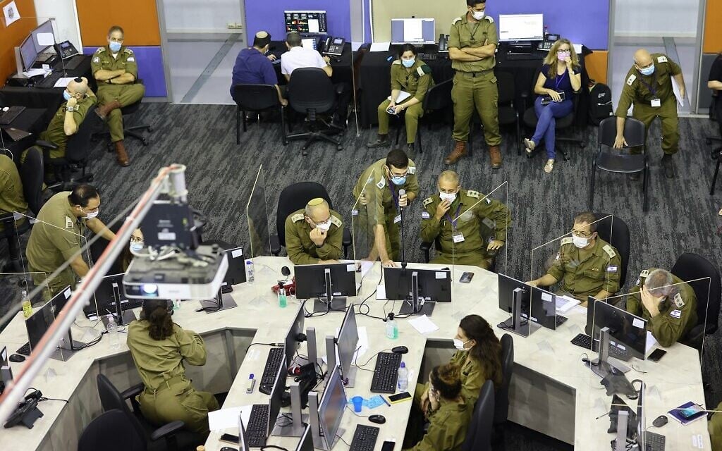 Members of the Israeli COVID-19 task force, part of the IDF Home Front Command, attend a meeting at the task force crisis headquarters in Ramla on September 30, 2020. (Emmanuel DUNAND / AFP) Members of the Israeli COVID-19 task force, part of the IDF Home Front Command, attend a meeting at the task force crisis headquarters in Ramla on September 30, 2020. (Emmanuel DUNAND / AFP)