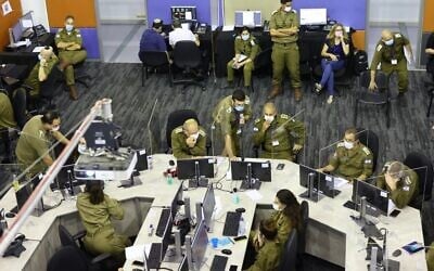 Members of the Israeli COVID-19 task force, part of the IDF Home Front Command, attend a meeting at the task force crisis headquarters in Ramla on September 30, 2020. (Emmanuel DUNAND / AFP)