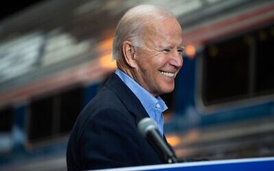 Supporters listen as Democratic presidential candidate Joe Biden ends his speech at the Pittsburgh train station in Pittsburgh, Pennsylvania, on September 30, 2020, during a train campaign tour (ROBERTO SCHMIDT / AFP)