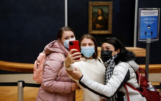 Visitors wearing protective face masks take pictures in front of Leonardo Da Vinci painting 'Mona Lisa' (La Gioconda) inside the deserted Louvre Museum in Paris on October 14, 2020. (Ludovic MARIN / AFP) Visitors wearing protective face masks take pictures in front of Leonardo Da Vinci painting 'Mona Lisa' (La Gioconda) inside the deserted Louvre Museum in Paris on October 14, 2020. (Ludovic MARIN / AFP)