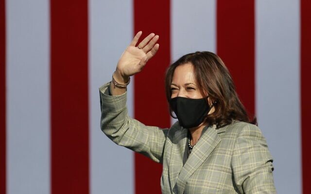 Democratic vice presidential nominee Kamala Harris waves to supporters at a voter mobilization drive-in event in Las Vegas, October 02, 2020 (Ronda Churchill / AFP) Democratic vice presidential nominee Kamala Harris waves to supporters at a voter mobilization drive-in event in Las Vegas, October 02, 2020 (Ronda Churchill / AFP)