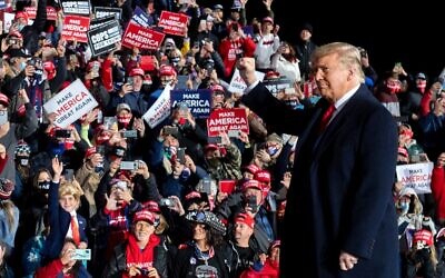 US President Donald Trump arrives to hold a Make America Great Again rally as he campaigns at Erie International Airport in Erie, Pennsylvania, October 20, 2020. (Photo by SAUL LOEB / AFP)