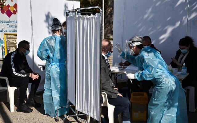 People are tested for COVID-19 by medical staff in the waterfront of Thessaloniki on October 29, 2020. (Sakis MITROLIDIS / AFP) People are tested for COVID-19 by medical staff in the waterfront of Thessaloniki on October 29, 2020. (Sakis MITROLIDIS / AFP)