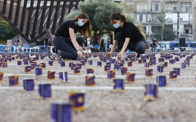 Israelis light 25,000 candles at Rabin Square in Tel Aviv, on October 29, 2020, ahead of the 25th anniversary of the assassination of former Prime Minister Yitzhak Rabin. (Photo by JACK GUEZ / AFP)