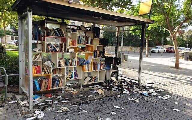 The Reading Station in Park HaMesilah in Jerusalem after it was set on fire by vandals on October 25, 2020 (Courtesy/ Jerusalem Municipality) The Reading Station in Park HaMesilah in Jerusalem after it was set on fire by vandals on October 25, 2020 (Courtesy/ Jerusalem Municipality)