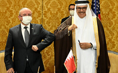 Bahraini Foreign Minister Abdullatif bin Rashid al-Zayani amd Israeli National Security Advisor Meir Ben Shabbat, at the signing ceremony of a peace agreement between Israel and Bahrain, in Manama, October 18, 2020. (Matty Stern/US Embassy Jerusalem)