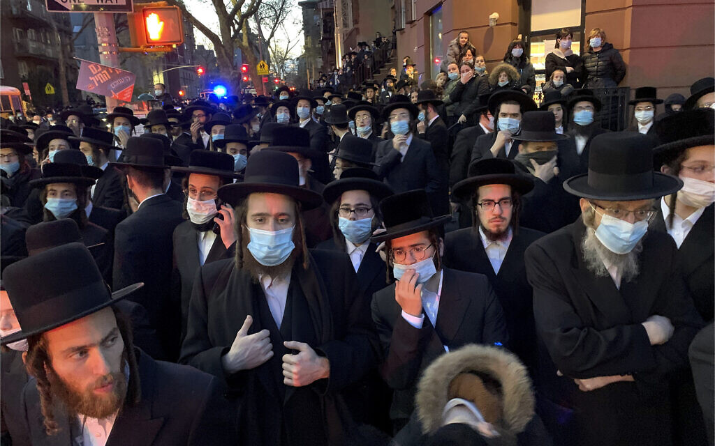 Illustrative: Hundreds of mourners gather in the Brooklyn borough of New York, Tuesday, April 28, 2020, to observe a funeral for Rabbi Chaim Mertz, a Hasidic Orthodox leader whose death was reportedly tied to the coronavirus. (Peter Gerber via AP) Illustrative: Hundreds of mourners gather in the Brooklyn borough of New York, Tuesday, April 28, 2020, to observe a funeral for Rabbi Chaim Mertz, a Hasidic Orthodox leader whose death was reportedly tied to the coronavirus. (Peter Gerber via AP)