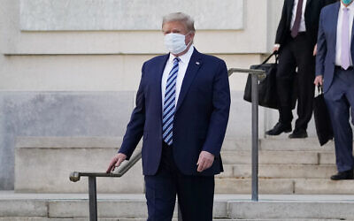 US President Donald Trump walks out of Walter Reed National Military Medical Center to return to the White House after receiving treatments for covid-19, Monday, Oct. 5, 2020, in Bethesda, Md. (AP Photo/Evan Vucci)