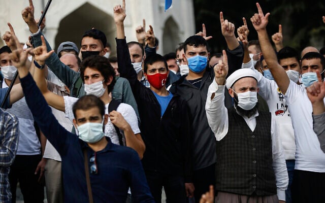 Demonstrators chant slogans during an anti-France protest in Istanbul, October 25, 2020. (AP Photo/Emrah Gurel) Demonstrators chant slogans during an anti-France protest in Istanbul, October 25, 2020. (AP Photo/Emrah Gurel)