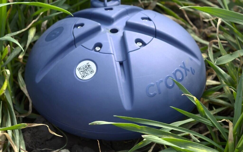 CropX sensors are installed in minutes and connect to the cloud to constantly monitor farmers’ fields (CropX) CropX sensors are installed in minutes and connect to the cloud to constantly monitor farmers’ fields (CropX)