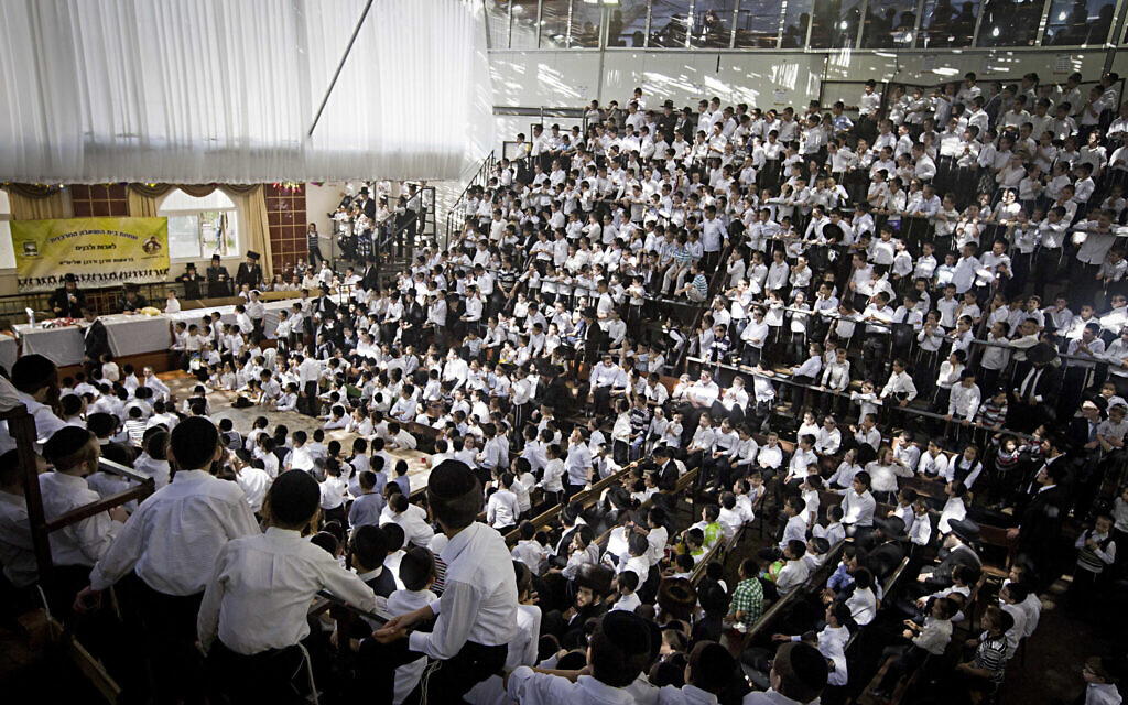 Ultra-orthodox Jews from the Vishnitz dynasty attend an event in a sukkah in Bnei Brak on October 12, 2014 (Dror garti/FLASH90)