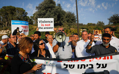 Members of the Arab Israeli community protest against violence, organized crime and recent killings in their communities, outside the Prime Minister's office in Jerusalem on October 10, 2019. (Yonatan Sindel/Flash90)