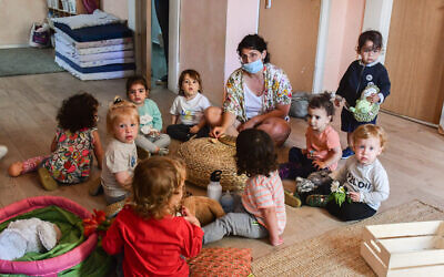 Illustrative: Children at a kindergarten in Tel Aviv return from a two month coronavirus lockdown on May 10, 2020. (Avshalom Sassoni/Flash90)