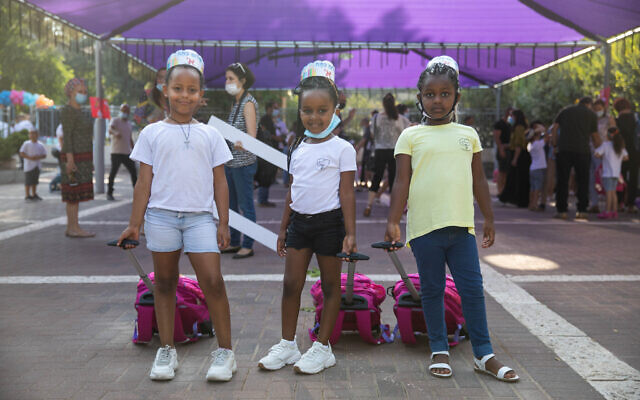 First grade students arrive, on their first day of school, at the Tali Geulim school in Jerusalem, on September 1, 2020. (Noam Revkin) First grade students arrive, on their first day of school, at the Tali Geulim school in Jerusalem, on September 1, 2020. (Noam Revkin)