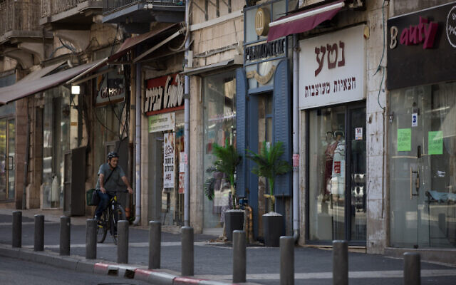 People walk next to closed shops in downtown Jerusalem on September 30, 2020 (Nati Shohat/Flash90)