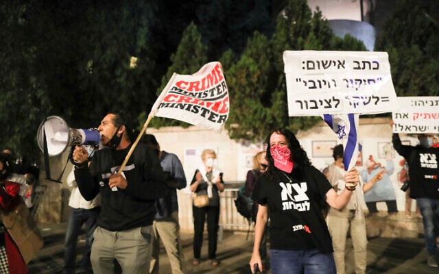 People protest against Prime Minister Benjamin Netanyahu outside his official residence in Jerusalem on October 03, 2020 (Yonatan Sindel/Flash90) People protest against Prime Minister Benjamin Netanyahu outside his official residence in Jerusalem on October 03, 2020 (Yonatan Sindel/Flash90)