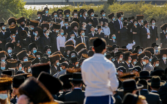 Haredi Jews attend the funeral of the Pittsburgher Rebbe Mordechai Leifer in the Israeli city of Ashdod on October 5, 2020. (Flash90)