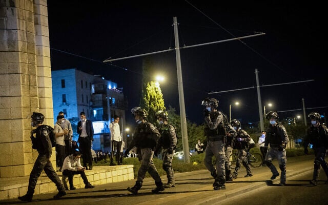 Police officers in the ultra-Orthodox Jerusalem neighborhood of Mea Shearim, October 5, 2020 (Yonatan Sindel/Flash90) Police officers in the ultra-Orthodox Jerusalem neighborhood of Mea Shearim, October 5, 2020 (Yonatan Sindel/Flash90)