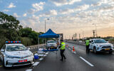 Police at a temporary roadblock to enforce the national coronavirus lockdown on Highway 40, October 9, 2020 (Yossi Aloni/Flash90)