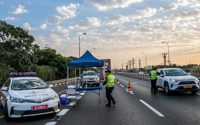 Police at a temporary roadblock to enforce the national coronavirus lockdown on Highway 40, October 9, 2020 (Yossi Aloni/Flash90) Police at a temporary roadblock to enforce the national coronavirus lockdown on Highway 40, October 9, 2020 (Yossi Aloni/Flash90)