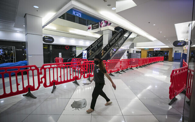 The Hadar shopping mall in Jerusalem where most stores remain closed due to restrictions taken to prevent the spread of the coronavirus on October 12, 2020 (Olivier Fitoussi/FLASH90) The Hadar shopping mall in Jerusalem where most stores remain closed due to restrictions taken to prevent the spread of the coronavirus on October 12, 2020 (Olivier Fitoussi/FLASH90)