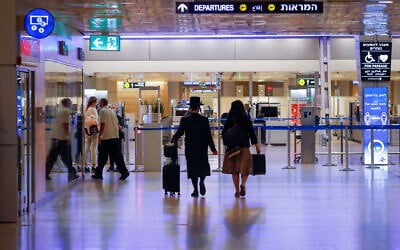 Travelers at Ben Gurion International Airport, during a nationwide lockdown, October 12, 2020. (Olivier Fitoussi/FLASH90)