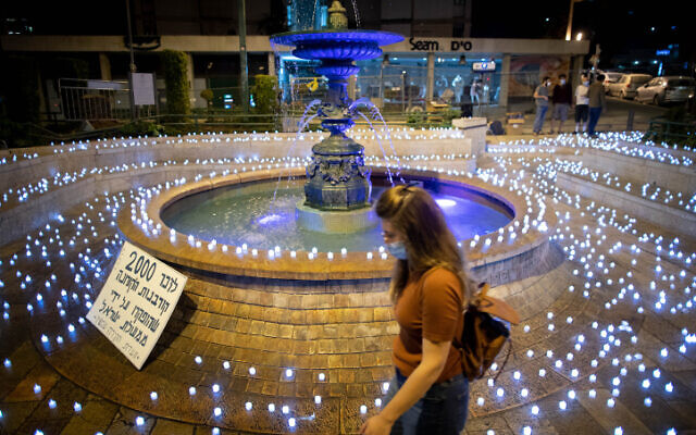 Candles placed by activists from the "Darkeinu" movement in memory of Israel's coronavirus victims, near the prime minister's official residence in Jerusalem on October 12, 2020. (Yonatan Sindel/Flash90) Candles placed by activists from the "Darkeinu" movement in memory of Israel's coronavirus victims, near the prime minister's official residence in Jerusalem on October 12, 2020. (Yonatan Sindel/Flash90)