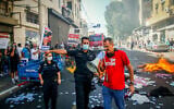 Business owners protest against the ongoing nationwide closure in Tel Aviv on October 15, 2020. (Flash90)