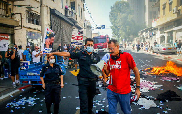 Business owners protest against the ongoing nationwide closure in Tel Aviv on October 15, 2020. (Flash90) Business owners protest against the ongoing nationwide closure in Tel Aviv on October 15, 2020. (Flash90)