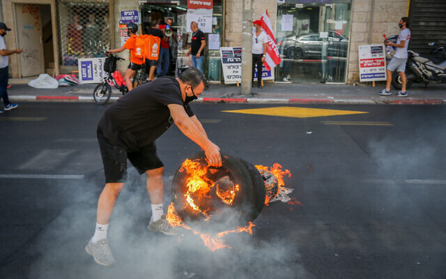 Business owners protest against the on going nationwide closure in Tel Aviv on October 15, 2020. (Flash90) Business owners protest against the on going nationwide closure in Tel Aviv on October 15, 2020. (Flash90)