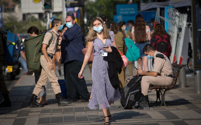 Israelis wear protective face masks in Tel Aviv, on October 18, 2020. (Miriam Alster/FLASH90) Israelis wear protective face masks in Tel Aviv, on October 18, 2020. (Miriam Alster/FLASH90)