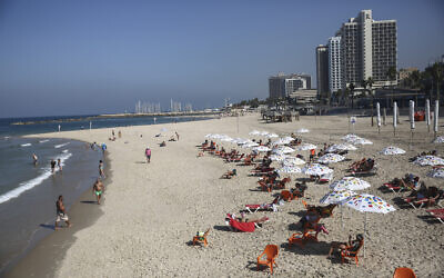 Israelis on the beach in Tel Aviv on October 18, 2020. (Miriam Alster/FLASH90) Israelis on the beach in Tel Aviv on October 18, 2020. (Miriam Alster/FLASH90)