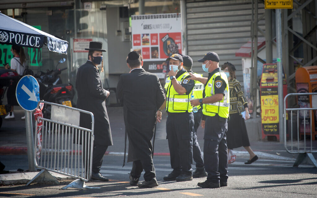 Policemen at a checkpoint to the ultra-Orthodox city of Bnei Brak on October 18, 2020. (Miriam Alster/Flash90)