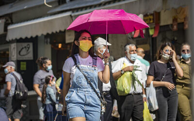 Israelis shop at the Mahane Yehuda market in Jerusalem on October 22, 2020. (Olivier Fitoussi/Flash90)